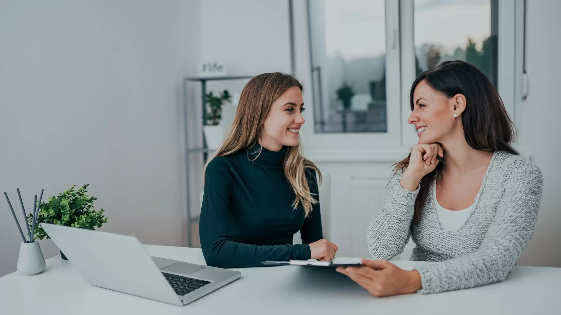 two_women_in_converation